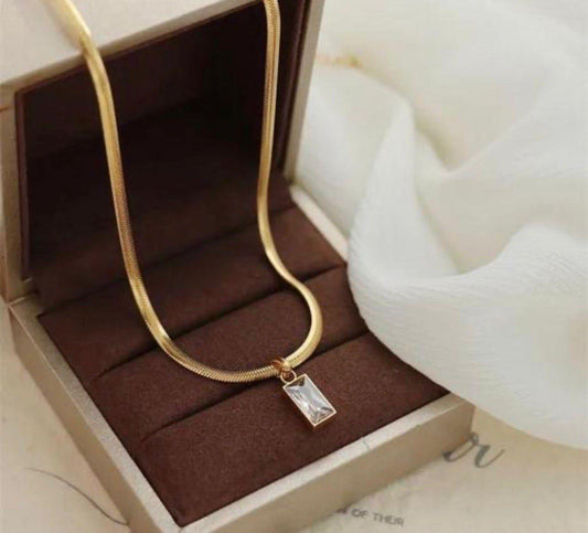 White Elegant label stylish chain pendant For Women